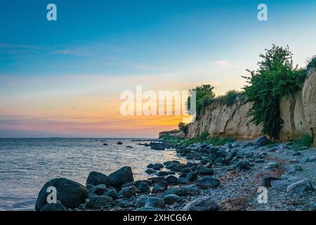 Die Kreidefelsen bei Klein Zicker auf der ostseeinsel Rügen bei Sonnenaufgang mit einem orange getönten Himmel Stockfoto