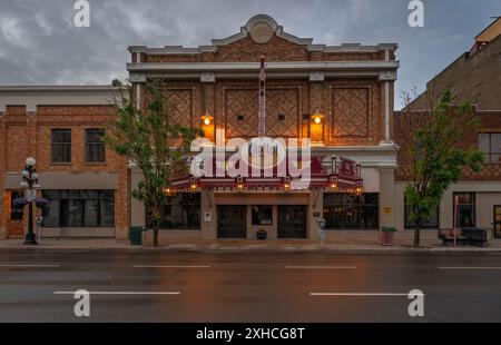 Moose Jaw, Saskatchewan, Kanada – 2. Juli 2024: Abendlicher Blick auf das Äußere des Capitol Theatre Stockfoto