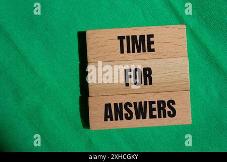 Zeit für Antworten Wörter auf Holzblöcken mit grünem Hintergrund. Symbol für die konzeptionelle Zeit für Antworten. Kopierbereich. Stockfoto
