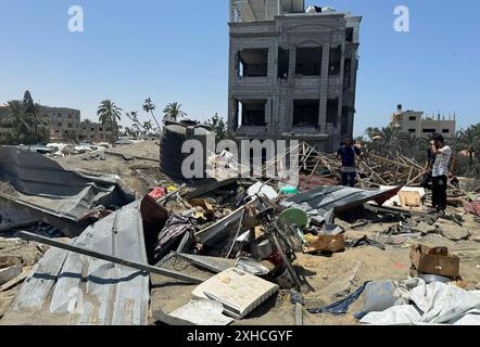 Khan Younis, Gaza. Juli 2024. Die Palästinenser betrachten die Trümmer zerstörter Zelte und bauen Wohnbauten nach einem israelischen Militärschlag auf das Lager al-Mawasi für Binnenvertriebene (IDP) in der Nähe der Stadt Khan Yunis im südlichen Gazastreifen am Samstag, dem 13. Juli 2024, bei dem 71 Menschen getötet wurden. Al-Mawasi wurde von Israel zur Sicherheitszone erklärt. Foto: Saber Arar/UPI Credit: UPI/Alamy Live News Stockfoto