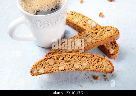 Italienisches Frühstück. Eine Nahaufnahme von Cantucci, Mandelgebäck, mit einer Tasse Kaffee Stockfoto