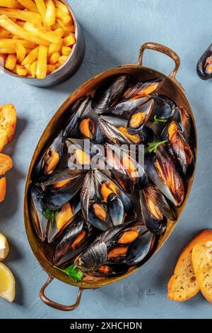 Moules frites, belgische Muscheln mit Pommes frites, von oben geschossen Stockfoto