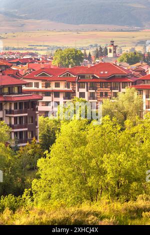 Bansko, Bulgarien Sommer Luft Stadt Panorama der bulgarischen ganzjahreszeitort mit Kirchturm Stockfoto