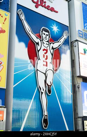 Osaka, Japan - Dotonbori in Osaka, Japan Glico man Werbetafel an der Seite des Dotonbori-Kanals zwischen Dotonboribashi und Nipponbas Stockfoto