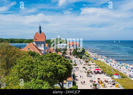 Blick auf die Stadt Kühlungsborn mit Strand und Ostsee Stockfoto