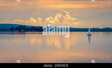 Abend am Steinhuder Meer mit einem Segelschiff und der Wilhelmsteininsel im Hintergrund, gesehen in Steinhude, Niedersachsen, Deutschland Stockfoto