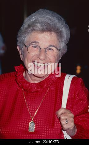 Dr. Ruth ist verstorben. Dr. Ruth Westheimer nach dem Auftritt in Late Night with Conan O'Brien in NBC Studios im Rockefeller Center in New York City am 8. Juli 1997. Foto: Henry McGee/MediaPunch Stockfoto