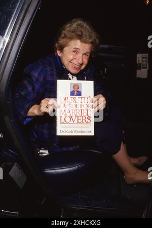 Dr. Ruth ist verstorben. Dr. Ruth Westheimer 1986. Hinweis: Ralph Dominguez/MediaPunch Stockfoto