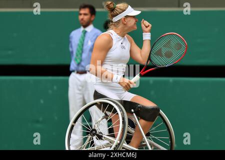 Diede de Groot aus den Niederlanden feiert den Gewinn der Wimbledon-Meisterschaft 2024 im Rollstuhl. Stockfoto