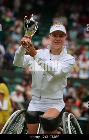 Diede de Groot aus den Niederlanden feiert den Gewinn der Wimbledon-Meisterschaft 2024 im Rollstuhl. Stockfoto