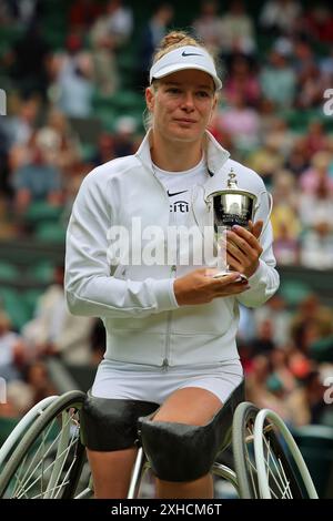 Diede de Groot aus den Niederlanden feiert den Gewinn der Wimbledon-Meisterschaft 2024 im Rollstuhl. Stockfoto