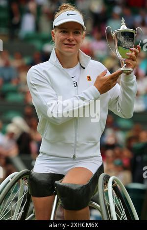 Diede de Groot aus den Niederlanden feiert den Gewinn der Wimbledon-Meisterschaft 2024 im Rollstuhl. Stockfoto