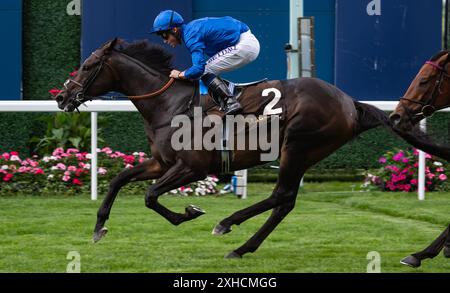 Ascot, Berkshire, Vereinigtes Königreich, Samstag, 13. Juli 2024; Passion and Glory und Jockey Ray Dawson gewinnen den Magnum Classic Ice Cream Handicap Stakes für Trainer Saeed bin Suroor und Besitzer Godolphin. Credit JTW equine Images / Alamy Live News Stockfoto