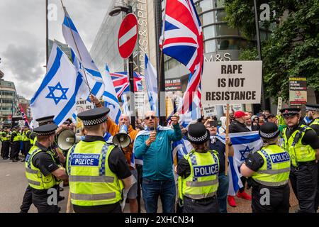 Manchester, Großbritannien. Juli 2024. Pro-Israel-Demonstranten erwarten palästinensische Anti-gaza-Kriegsproteste in Manchester, die am Samstag am 41. Wochenende seit dem 7. Oktober in Israel stattfinden. Demonstranten marschierten durch Manchester, vorbei an einem Protest pro Israel auf der Market Street. Eine Polizeilinie hielt die beiden Gruppen von Demonstranten getrennt. Manchester. UK Credit: GaryRobertsphotography/Alamy Live News Stockfoto