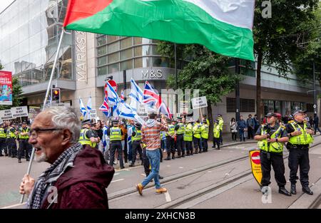 Manchester, Großbritannien. Juli 2024. Pro-Israel-Demonstranten erwarten palästinensische Anti-gaza-Kriegsproteste in Manchester, die am Samstag am 41. Wochenende seit dem 7. Oktober in Israel stattfinden. Demonstranten marschierten durch Manchester, vorbei an einem Protest pro Israel auf der Market Street. Eine Polizeilinie hielt die beiden Gruppen von Demonstranten getrennt. Manchester. UK Credit: GaryRobertsphotography/Alamy Live News Stockfoto