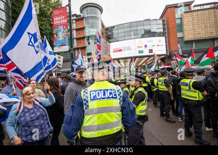 Manchester, Großbritannien. Juli 2024. Palästinensische Anti-gaza-Kriegsproteste in Manchester findet am Samstag am 41. Wochenende seit dem 7. Oktober in Israel statt. Demonstranten marschierten durch Manchester, vorbei an einem Protest pro Israel auf der Market Street. Eine Polizeilinie hielt die beiden Gruppen von Demonstranten getrennt. Manchester. UK Credit: GaryRobertsphotography/Alamy Live News Stockfoto