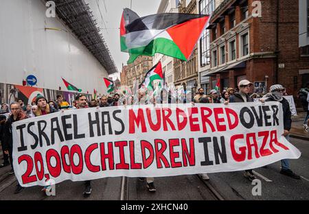 Manchester, Großbritannien. Juli 2024. Palästinensische Anti-gaza-Kriegsproteste in Manchester findet am Samstag am 41. Wochenende seit dem 7. Oktober in Israel statt. Demonstranten marschierten durch Manchester, vorbei an einem Protest pro Israel auf der Market Street. Eine Polizeilinie hielt die beiden Gruppen von Demonstranten getrennt. Manchester. UK Credit: GaryRobertsphotography/Alamy Live News Stockfoto