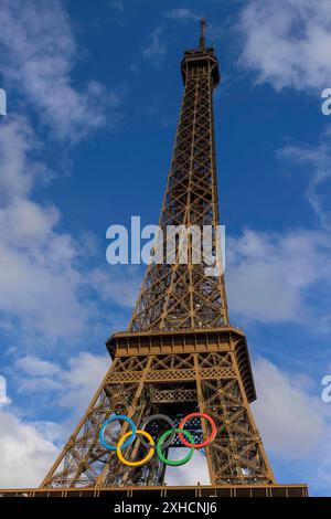 Olympische Ringe werden am 12. Juli 2024 auf dem Eiffelturm vor den Olympischen Spielen 2024 in Paris ausgestellt. Foto: Farzaneh Khademian/ABACAPRESS. COM Credit: Abaca Press/Alamy Live News Stockfoto