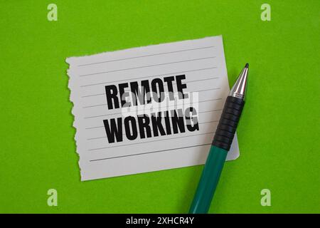 Nachricht für Fernarbeit auf gerissenem Papier mit grünem Hintergrund. Konzeptionelles Symbol für Remote Working. Kopierbereich. Stockfoto
