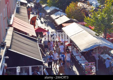 Nizza, Frankreich, 2019. Die Leute laufen vorbei an Restaurants auf dem Marktplatz von Cours Saleya. Quelle: Vuk Valcic / Alamy Stockfoto