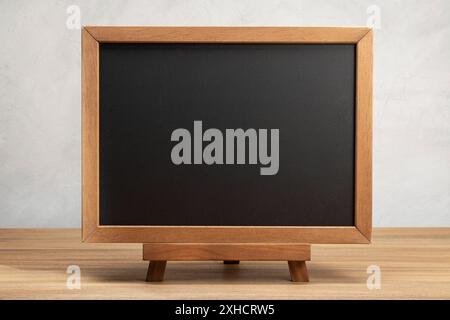 Leere Schultafel auf dem Tisch. Modell Stockfoto