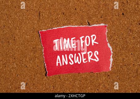 Zeit für Antworten Wörter auf gerissenem rotem Papier mit braunem Hintergrund. Symbol für die konzeptionelle Zeit für Antworten. Kopierbereich. Stockfoto
