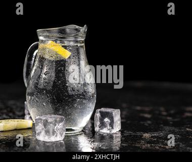 Etwas gekühltes Sprudelwasser (detaillierte Nahaufnahme, selektiver Fokus) Stockfoto