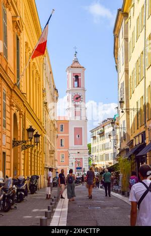 Nizza, Frankreich. September 2019. Die Leute laufen in der Altstadt von Nizza, dem Place du Palais de Justice. Quelle: Vuk Valcic/Alamy Stockfoto