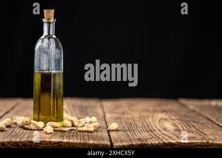 Frisch zubereitetes Cashew-Öl auf einem alten Holztisch (Nahaufnahme, selektiver Fokus) Stockfoto