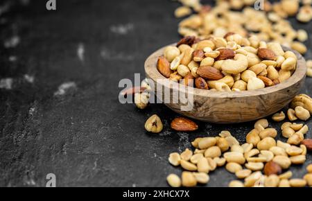 Portion geröstete Nüsse als detaillierte Nahaufnahme (selektiver Fokus) Stockfoto