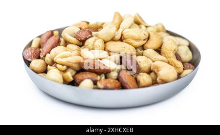 Frisch geröstete Nüsse auf weißem Hintergrund als Nahaufnahme isoliert (selektiver Fokus) Stockfoto