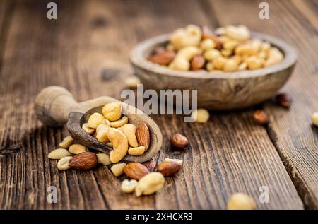 Portion geröstete Nüsse als detaillierte Nahaufnahme (selektiver Fokus) Stockfoto