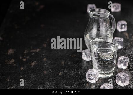 Anteil an gekühltem Sprudelwasser (detaillierte Nahaufnahme, selektiver Fokus) Stockfoto