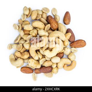 Teil der gerösteten Nüsse auf weißem Hintergrund als Nahaufnahme isoliert (selektiver Fokus) Stockfoto