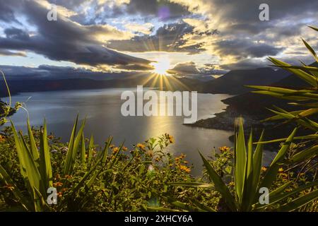 Sonnenaufgang am Lake Atitlan in Guatemala Stockfoto