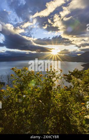 Sonnenaufgang am Lake Atitlan in Guatemala Stockfoto