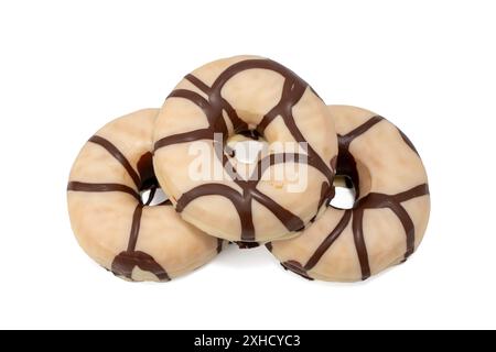 Drei Donuts übereinander gestapelt mit Schokoladenglasur. Die Donuts sind dreieckig angeordnet. Donut isoliert auf weißem Hintergrund. Stockfoto