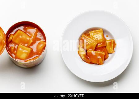 Offene Dose mit Ravioli auf weißem Hintergrund Stockfoto