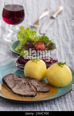 Deutscher Sauerbraten auf einem Teller mit Knödeln Stockfoto