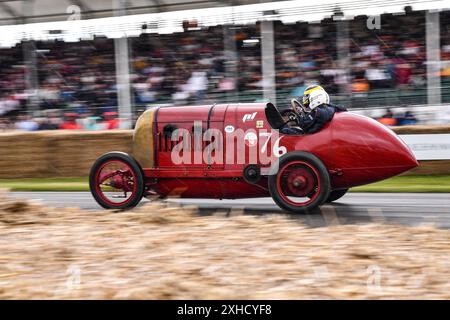 Goodwood House, Chichester, Großbritannien. Juli 2024. Goodwood Festival of Speed Day 3; der 28,4 Liter Fiat S76, auch bekannt als das Biest von Turin, wurde 1911 erbaut und von Duncan Pittaway in The Rain Credit: Action Plus Sports/Alamy Live News angetrieben Stockfoto