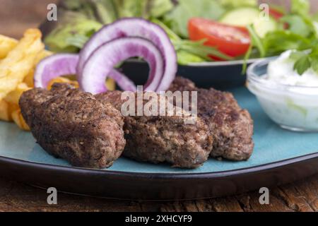 Cevapcici mit Holzspänen Stockfoto