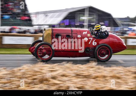 Goodwood House, Chichester, Großbritannien. Juli 2024. Goodwood Festival of Speed Day 3; der 28,4 Liter Fiat S76, auch bekannt als das Biest von Turin, wurde 1911 erbaut und von Duncan Pittaway in The Rain Credit: Action Plus Sports/Alamy Live News angetrieben Stockfoto