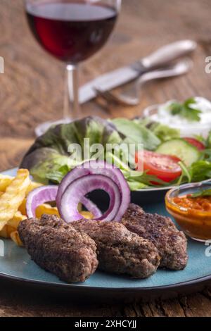 Cevapcici mit Holzspänen Stockfoto