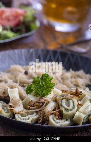 Bayerische Maultaschen in einer Pfanne Stockfoto