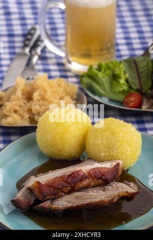 Bayerisches Schweinebraten mit Kartoffelklößen Stockfoto