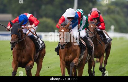 Ascot, Berkshire, Vereinigtes Königreich, Samstag, 13. Juli 2024; Surveyor und Jockey Callum Shepherd gewinnen die Village Hotels Fillies Handicap Stakes für Trainer James Fanshawe und Eigentümer Cheveley Park Stud Credit JTW equine Images / Alamy Live News Stockfoto