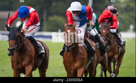 Ascot, Berkshire, Vereinigtes Königreich, Samstag, 13. Juli 2024; Surveyor und Jockey Callum Shepherd gewinnen die Village Hotels Fillies Handicap Stakes für Trainer James Fanshawe und Eigentümer Cheveley Park Stud Credit JTW equine Images / Alamy Live News Stockfoto