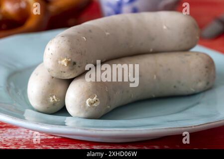 Bayerische Kalbswurst auf rotem Hintergrund Stockfoto