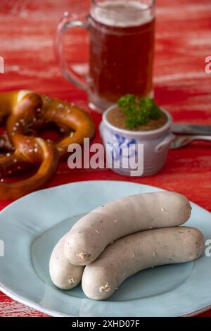 Bayerische Kalbswurst auf rotem Hintergrund Stockfoto