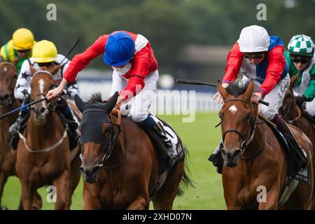 Ascot, Berkshire, Vereinigtes Königreich, Samstag, 13. Juli 2024; Surveyor und Jockey Callum Shepherd gewinnen die Village Hotels Fillies Handicap Stakes für Trainer James Fanshawe und Eigentümer Cheveley Park Stud Credit JTW equine Images / Alamy Live News Stockfoto